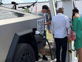 Скоростной тест зарядки Cybertruck показал пиковую мощность 405 кВт (Источник изображения: Huntinspeed/X)