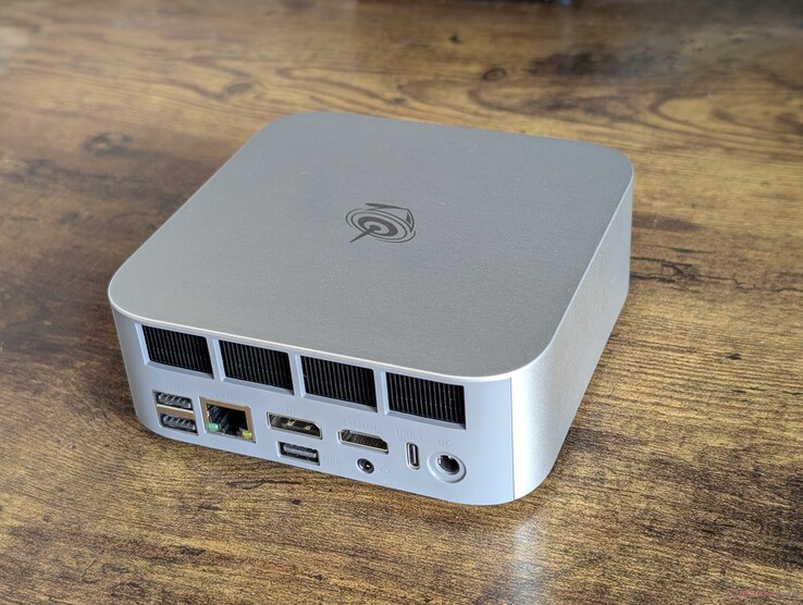 Сзади: 2x USB-A 3.2 Gen. 2 (10 Гбит/с), RJ-45 (2,5 Гбит/с), DisplayPort 1.4, USB-A 2.0, HDMI 2.1, гарнитура 3,5 мм, USB-C 10 Гбит/с с DisplayPort + Power Delivery, сетевой адаптер