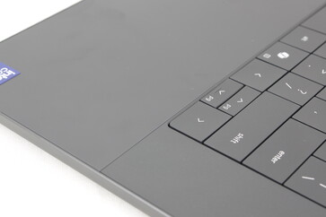 Разделительная линия между подставкой для ладоней и клавиатурой чисто эстетическая