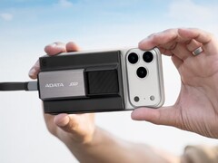 Adata SR800 - это беспроводной банк питания емкостью 5 000 мАч с подключенным SSD. (Источник изображения: Adata)