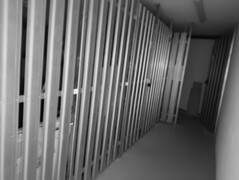Снимок ночного видения коридора подвала: Детали все еще видны на стене на расстоянии 10 метров.