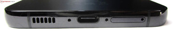 Нижняя грань: динамик, микрофон, USB-C 3.2 Gen.1, лоток SIM