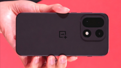 OnePlus 15, показанный на саммите Qualcomm. (Источник изображения: Qualcomm, отредактировано)