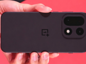 OnePlus 15, показанный на саммите Qualcomm. (Источник изображения: Qualcomm, отредактировано)