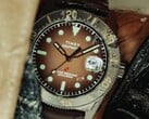 Часы для дайвинга Huckberry x Timex Deepwater Reef 200 с коричневым циферблатом, корпусом из нержавеющей стали, чёрным безелем и ремешком того же коричневого цвета.
