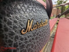 Текстурированная искусственная кожа и логотип Marshall 