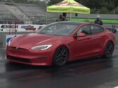 Tesla Model S Plaid и так быстра, как гепард на охоте, но Мигелю Рою пришлось сделать еще один шаг вперед. (Источник изображения: DragTimes через YouTube)