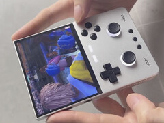 TrimUI Brick Pro играет в Final Fantasy XV. (Источник изображения: via Neon Rabbit)