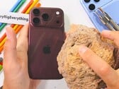 Многие царапины на задней панели iPhone 18 Pro (Max) можно просто стереть — но не все, как показывает тест на прочность.