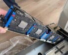Восемь плат Apple M5, размещенных на одной несущей планке, являющейся частью более крупного серверного блейда