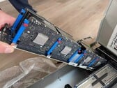 Восемь плат Apple M5, размещенных на одной несущей планке, являющейся частью более крупного серверного блейда