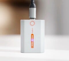 Аккумулятор Falcam можно заряжать напрямую через кабель USB-C.