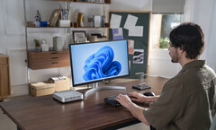 Компания Minisforum обновила свой мини-ПК AI X1 Pro, изображенный рядом с монитором и клавиатурой на столе, новым оборудованием AMD (источник изображения: Minisforum)