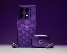 Motorola Signature и Moto Buds 2 Plus в цвете Pantone Violet Indigo.
