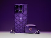 Motorola Signature и Moto Buds 2 Plus в цвете Pantone Violet Indigo.