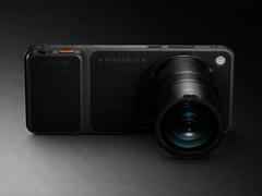 Find X9 Ultra с прикрепленным аксессуаром телеконвертера.