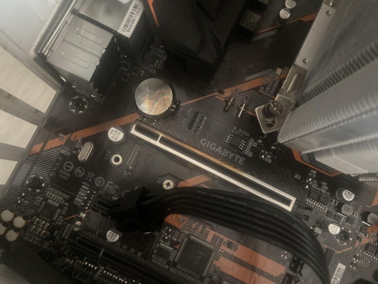 Материнская плата Gigabyte со следами ожогов на слоте PCIe. (Источник изображения: user_634494 на Quasar Zone)
