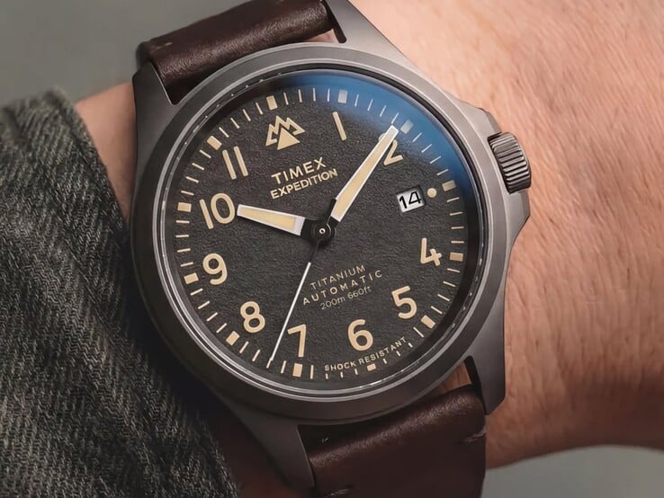 Часы Timex Expedition Field Post Titanium на запястье, демонстрирующие чёрный циферблат и чёрный титановый корпус.