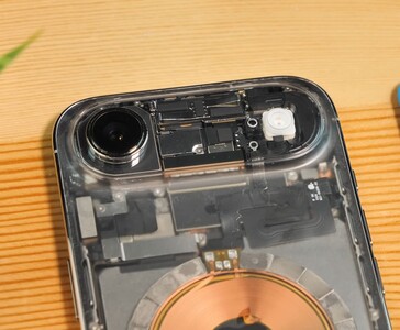 Крупный план прозрачного iPhone Air показывает обнаженный модуль камеры, вспышку и внутренние компоненты под прозрачной задней панелью. (Источник изображения: Phone Repair Guru via YouTube)