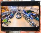 В поисках следов тираниума канал JerryRigEverything на YouTube разбирает смартфон Samsung Galaxy Z Fold8.