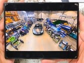 В поисках следов тираниума канал JerryRigEverything на YouTube разбирает смартфон Samsung Galaxy Z Fold8.