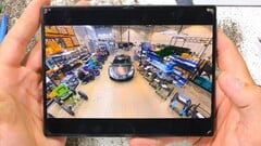 В поисках следов тираниума канал JerryRigEverything на YouTube разбирает смартфон Samsung Galaxy Z Fold8.