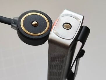 Фонарь Olight ArkPro Stars & Stripes можно заряжать с помощью магнитной зарядной подставки, входящей в комплект.