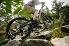 Электронный велосипед Rotwild R.EX (на фото) имеет приподнятую коробчатую конструкцию, на которой размещены легкая батарея IPU Gen4 емкостью 864 Втч и двигатель Avinox с крутящим моментом 105 Нм. (Источник изображения: Rotwild)