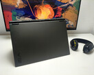 Ноутбук Asus TUF Gaming A18 жертвует мобильностью ради гигантского дисплея.
