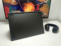Ноутбук Asus TUF Gaming A18 жертвует мобильностью ради гигантского дисплея.