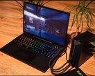 Ноутбук XMG Neo 15, подключенный к внешнему блоку водяного охлаждения, во время запуска игры Control. (Источник изображения: XMG/Reddit)