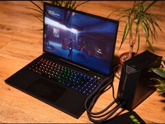 Ноутбук XMG Neo 15, подключенный к внешнему блоку водяного охлаждения, во время запуска игры Control. (Источник изображения: XMG/Reddit)