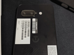 Утечка реальных фотографий показывает остров камеры овальной формы у еще не представленного Pixel 9a (Источник изображения: @feni_book on X)