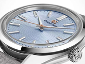Логотип Grand Seiko и секундная стрелка выполнены в розовом золоте.