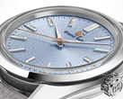 Логотип Grand Seiko и секундная стрелка выполнены в розовом золоте.