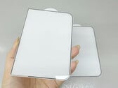 В сеть просочились изображения защитной плёнки для экрана iPhone Ultra.