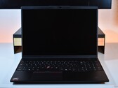 Lenovo ThinkPad L16 Gen 2 в своей естественной среде обитания: на столе.