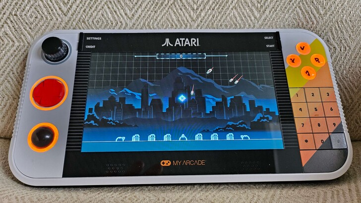 В Missile Command также можно играть в перезаряженной версии с Trak-Ball (Источник изображения: Marc Zander, Notebookcheck)