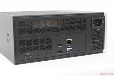 Задняя часть: HDMI 2.1, 2x USB-C 4.0 (w/ DisplayPort), 2x DisplayPort 2.1, RJ-45 (5 Гбит/с), 2x USB-A 3.2 Gen. 2, 3,5 мм комбо, кабель питания