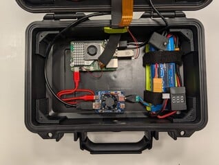 Raspberry Pi, аккумулятор и другие компоненты, расположенные внутри корпуса.