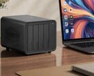 На изображении показан NAS Terramaster D8 Hybrid 2 рядом с ноутбуком на деревянном столе