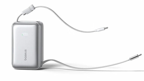 Устройство Baseus PicoGo AR11 оснащено двумя встроенными кабелями USB-C, один из которых является выдвижным.