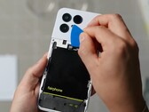 Батарею Fairphone 6 особенно легко заменить. (Источник изображения: iFixit)