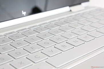 Подсветка клавиатуры обладает двумя уровнями яркости. Отклик клавиш один из лучших, среди ультрабуков