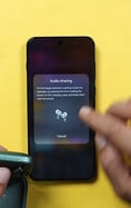 Телефон OnePlus с открытым экраном настройки совместного использования звука, на котором пользователю предлагается перевести вторую пару беспроводных наушников в режим сопряжения.