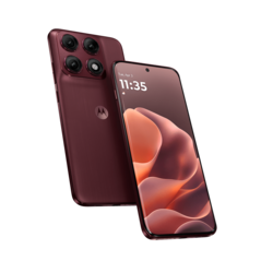 Motorola Edge 70 Pro+ в цвете Pantone Zinfandel.