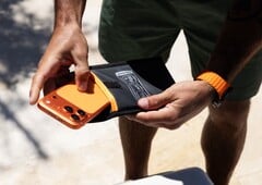 Чехол UAG Phone Recovery Pouch разработан для особенно эффективной сушки смартфонов.