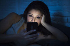 Ночной режим не лучший помощник, если вы любите засиживаться за смартфоном допоздна. (Источник: Healthysurvival)