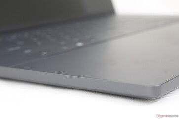 Края больше не сужаются спереди, что делает образ более приталенным