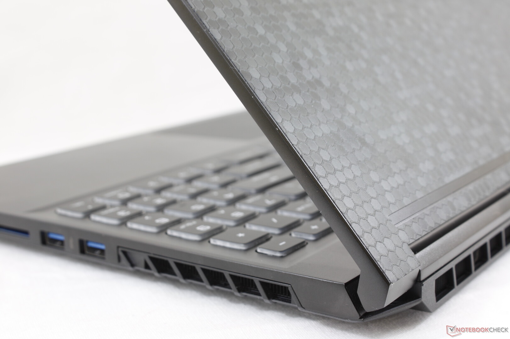 Ноутбук Eluktronics RP-15. Краткий обзор от Notebookcheck ...